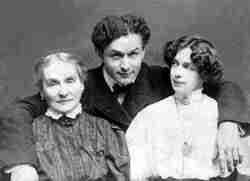 Harry Houdini with his mother and wife Bess